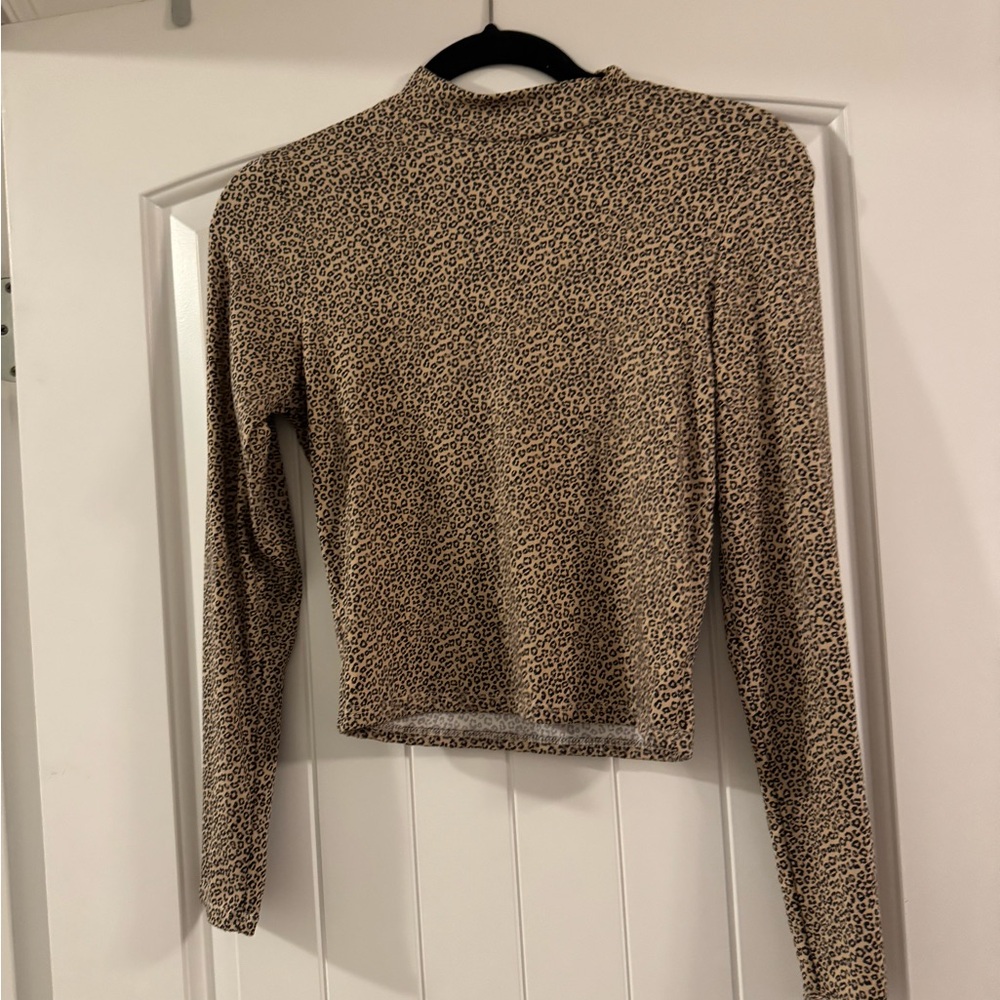 Leopard print cropped long sleeve top